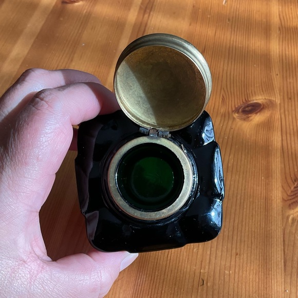 ANTIQUE EMERALD GREEN GLASS INKWELL BRASS CAP VERY SCARCE TO FIND! - Picture 10 of 15